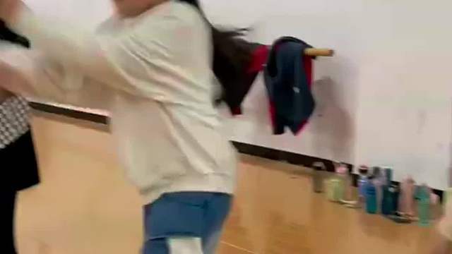 小男孩在街舞社学跳舞，这舞风直接把我笑哭了