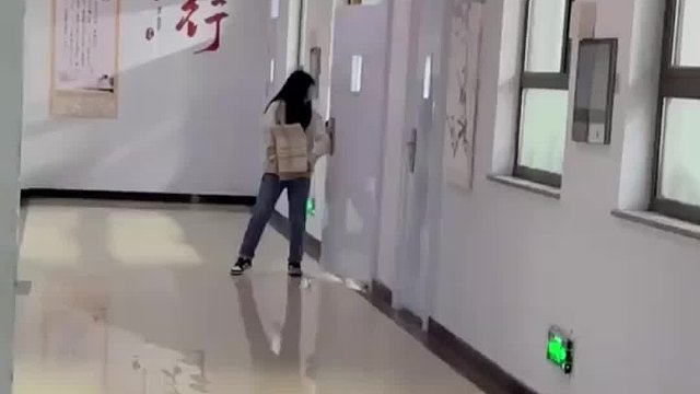 学生下课主动帮老师搬作业本，老师连忙去拿零食，场面真是温馨