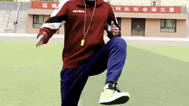 小学生的体育课总是充满欢乐的，但是也有很多同学是来搞笑的