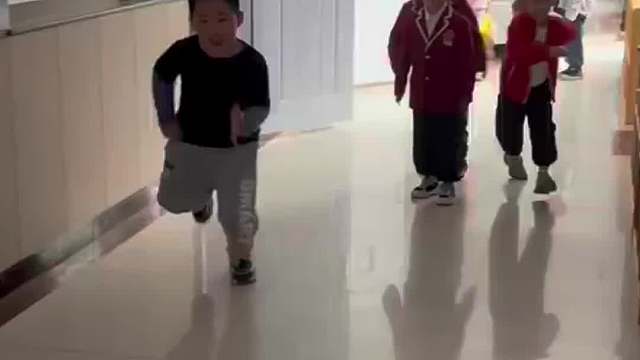 小学生课间“飙车现场”，上演各种滑铲，经常换裤子的原因找到了