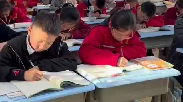 当老师需要帮忙，全班男女同学的反应像极了小时候的我