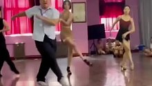 拉丁舞老师课堂示范愣是让人顾不上看美女网友_事实证明跳舞跟减肥无关