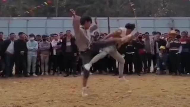 高手！转身跳跃踹脸一气呵成！#搞笑视频#搞笑#搞笑视频配音