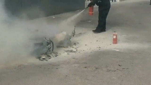 奇葩男子因天冷用火烤车，结果引燃了摩托车