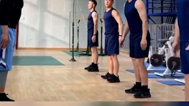 消防员正在健身，听到警铃响起火速出警，真是太赞了