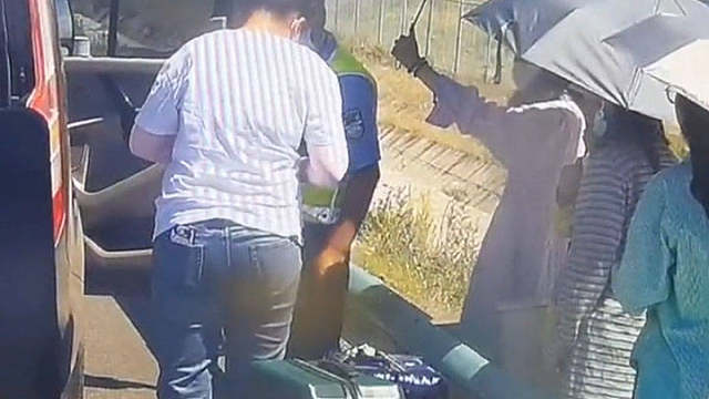 汽车爆胎车上无人能换，车主只能求助万能的民警