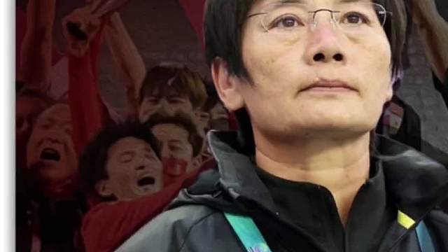 当夺冠后姑娘们一边举起红旗一边相拥举起水指导