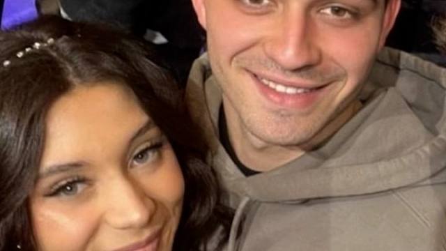 佩德里人气爆棚，参加活动竟被球迷塞纸条