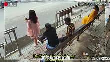 光天化日大庭广众之下：男子竟敢做出这样的行为 #监控下的一幕 