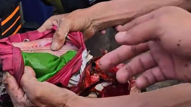 火场中消防员保住老人半生积蓄，场面令人泪目