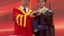 毕业典礼上女生与校长合影，比心时校长手指被强制“掰弯”。网友：放眼全校，也就你敢 #毕业典礼 #比心
