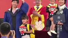 毕业典礼上萌娃云集，一出场全场掌声！#毕业典礼 #最难忘瞬间 #我们毕业啦 #学生时代 #毕业那天要