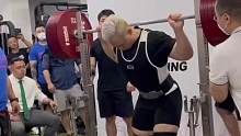 00后的力量……沈飞鸿力量举比赛，三项有效成绩875kg(体重112kg)，327/213/335，