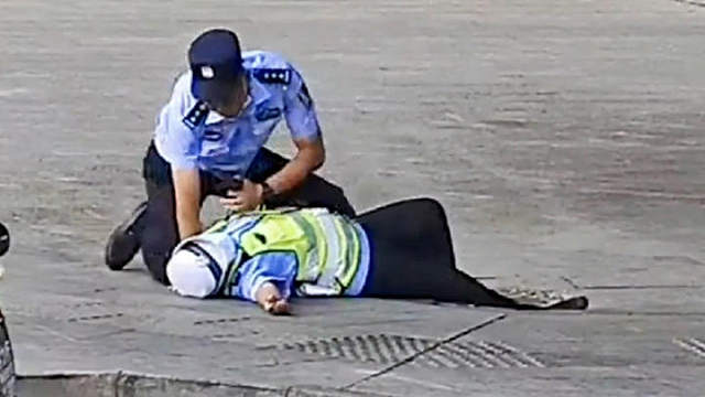 女警在烈日下执勤晕倒，这个事件牵动万千网友的心