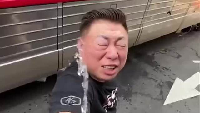 监控下一幕，多少有点尴尬了