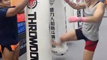左右连续扫踢训练 讲究重心稳定#泰拳 来自泰拳女教练的扫踢训练