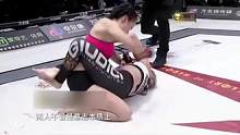 王雪与巴西女将地面苦战三回合，对方被打到满脸血，最终负于王雪 #拳击 #格斗 #自由搏击 #武术 #