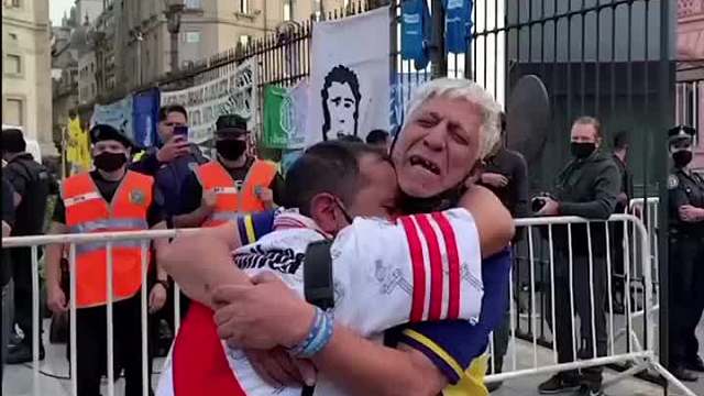 百年死敌，如今却紧紧相拥，只因为一个人的离去？