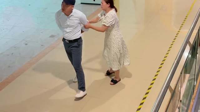 小姐姐想买口红，到没人的地方开始撒娇，男朋友也陪她撒娇？