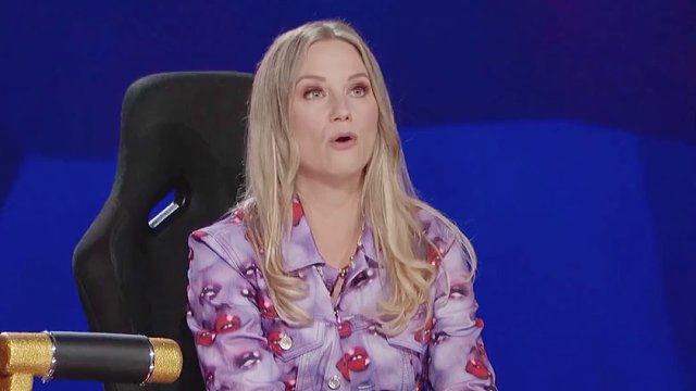 小伙表演在钢铁鲨口中极限逃生，失误就要进医院