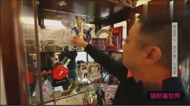 刘国梁在家跟老婆打乒乓：真以为我是不会打球胖子？结果惨遭打脸