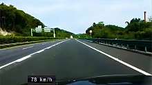 高速汇入口是最危险的路段，看看老司机怎么做的？