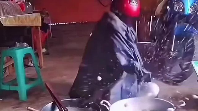 做油炸菜系一定要做好防护#搞笑配音#搞笑视频#搞笑