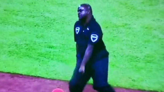 见到人偶在体育馆跳舞，保安顿时坐不住了