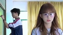 男孩正在黑板上写字，女生本想偷偷和他拍个合影