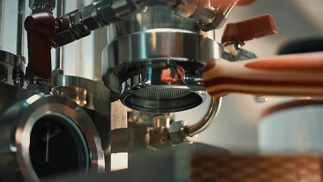 一位没落的贵族正在优雅的进行他的下午茶