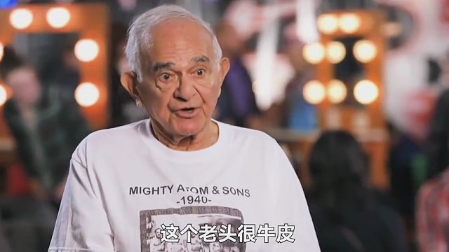 这个老头很牛掰，用嘴就能拉动一辆轿车