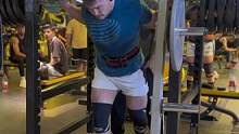 #深蹲 300kg 两次  慢慢就可以自己蹲了