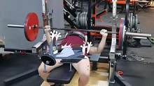 食指力环 底部停顿卧推125千克3组4个 力量举专项强度训练 新个人记录 裸腕无装 玩IPF全球赛规