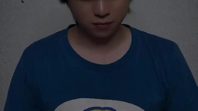 披着长头发，戴着口罩的女人，她会询问放学回家的孩子