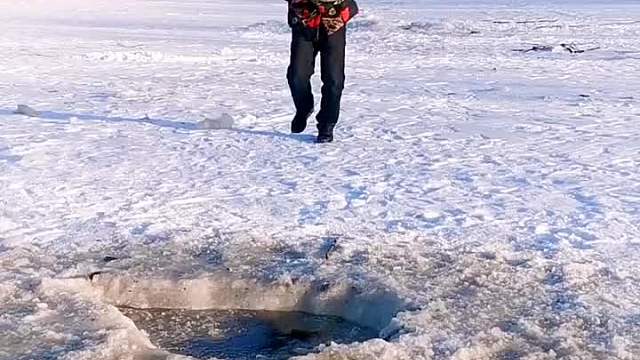 在这冰窟窿里捞出两条大鱼真点高