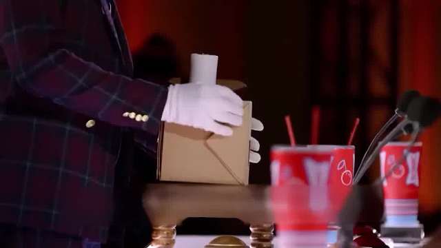 国外诡异的魔术师，当着评委的面变出蜘蛛