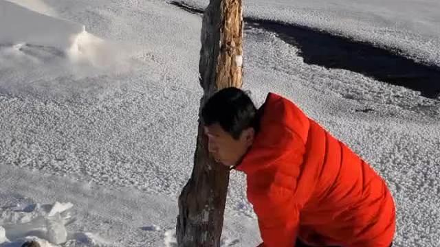 户外捕鱼砸冰抓鱼。