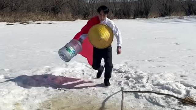 冰窟窿抓大鲤鱼。