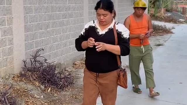 关键时刻环卫工大哥竟然装病，留下大姐的包。