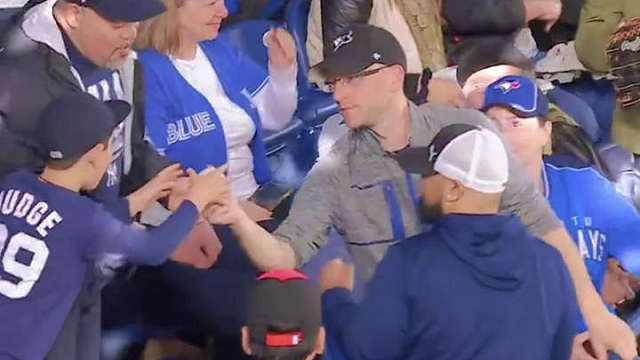 球迷捡到球送给对家小球迷，也许这就是体育的魅力吧