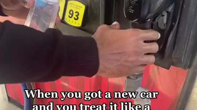 全球油价都在涨，国外有人选择了骑马，不过这马应该比车贵吧。