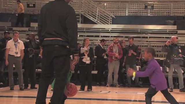 父子同场竞技！詹皇带俩儿子在湖人训练馆合练，三人轮流狂秀暴扣