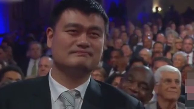 搞笑！奥尼尔自称被姚明骗了三年，台下姚明笑出表情包，全场笑翻