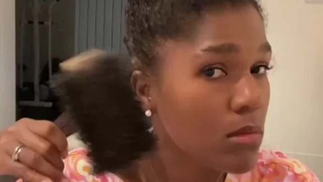 小姐姐真的好有耐心啊，吹直后的发质真的狠狠羡慕了！