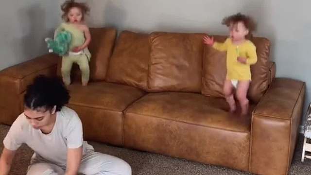 快！把她俩电池抠了!