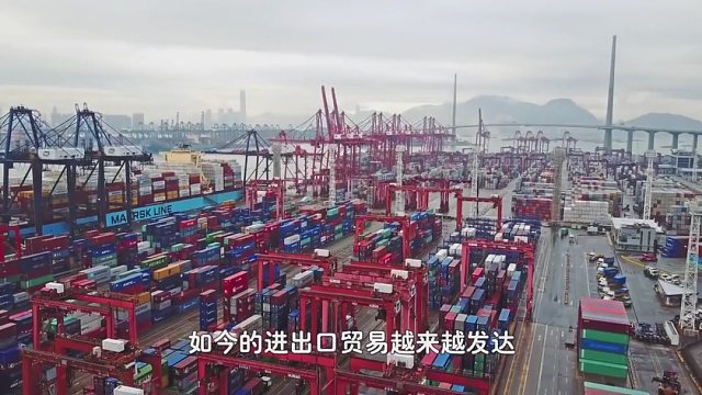 科普：为什么货轮集装箱高达十几米，遇上台风却不会散落海里？