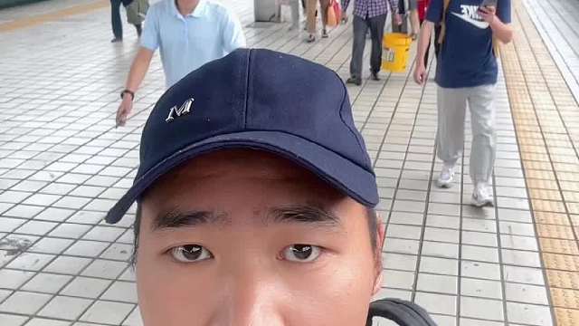 为什么每天车站都那么多人？他们都不用上班吗？