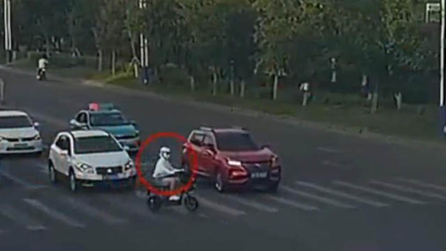 道路千万条，安全第一条，开车时一定要注意周围环境