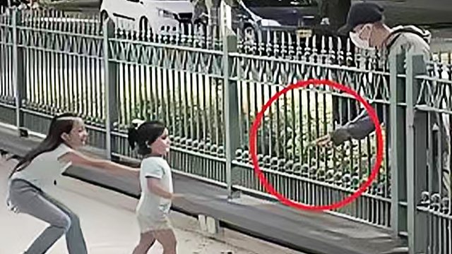 监控下惊险的一幕，小女孩差点被拐走，危急关头姐姐及时阻止！