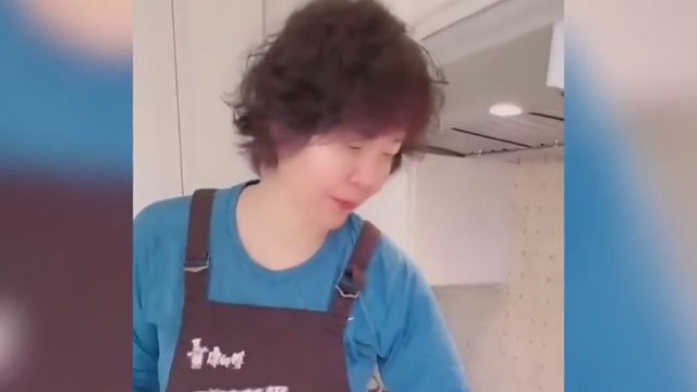 郎平晒在美国幸福的退休生活，却遭网友质疑：赚了钱就跑到美国花